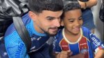Elenco do Bahia é recebido com festa na volta de Manchester
