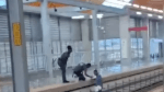 Vídeo: confusão entre agentes do metrô e ambulante antes de homem ser morto