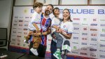 Filho de Everton Ribeiro rouba a cena ao cantar hino do Flamengo durante apresentação do pai no Bahia