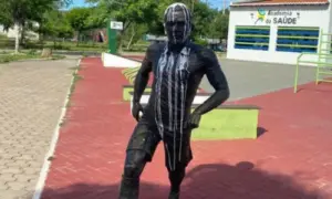 Estátua de Daniel Alves é, mais uma vez, vandalizada