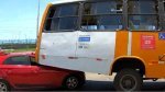 Carro destruído e dois feridos em acidente com micro-ônibus