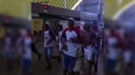 Vídeo: torcedores detidos após invadirem estação de metrô, em Salvador