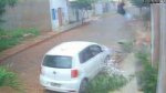 Mãe e filha são arremessadas de moto por carro desgovernado; imagens chocam