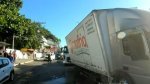 Caminhão fica preso em buraco após adutora romper em Salvador