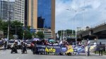 Novo protesto de servidores municipais interdita Avenida ACM