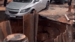 Vídeo: cratera se abre e quase ‘engole’ carro em Salvador