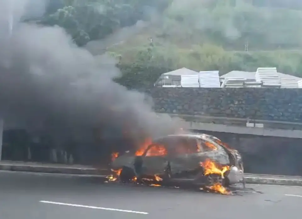 Video carro pega fogo na Avenida Bonoco em Salvado0126823500202404291200 ScaleDownProportional