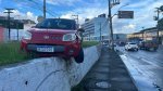 Vídeo: motorista perde controle e sobe em canteiro na Jequitaia