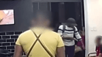 Vídeo: ladrão ameaça atirar em clientes de barbearia em Salvador