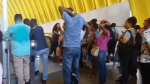 Mulher é socorrida após cair em trilho de metrô em Salvador