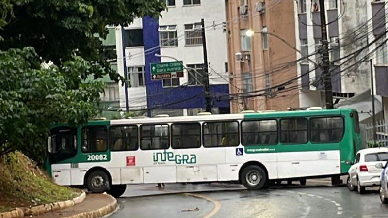 onibus atinge carros widelg