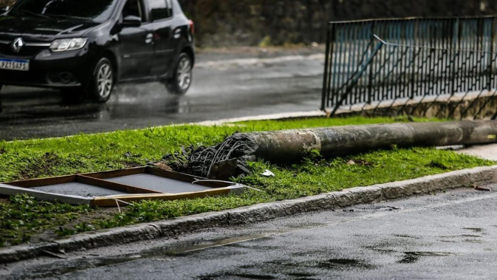 pista na rua esta molhada 2074956 article