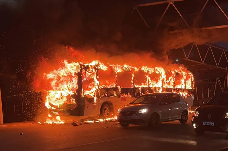 Pernambués fica sem ônibus após incêndio em coletivos