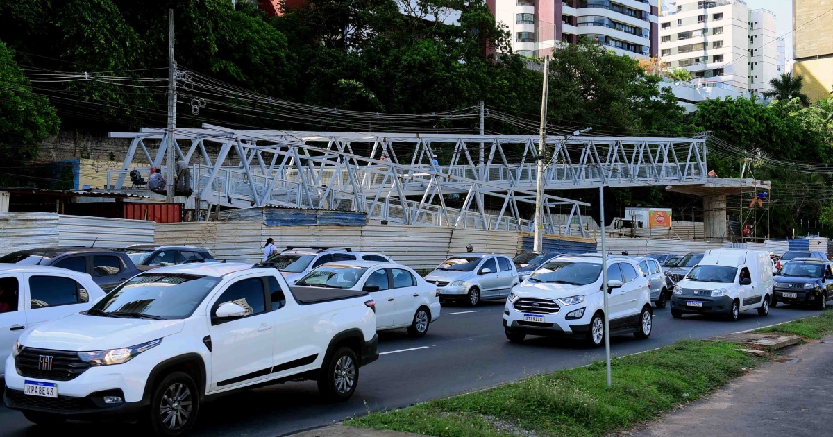 Juracy Magalhães Jr: pedestres se arriscam na pista mesmo com passarela
