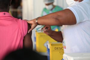 Prefeitura retoma vacinação contra dengue e amplia público para gripe em Salvador