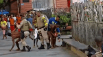 Vídeo: PMs prendem perna de homem em viatura durante abordagem