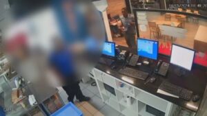 Vídeo: bandido assalta clientes e funcionários de pizzaria em Brotas