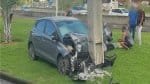 Motorista bate em poste e carro fica destruído na Av. ACM