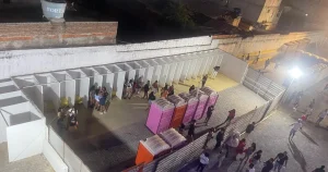 Prefeitura instala banheiros femininos sem teto e porta no São João