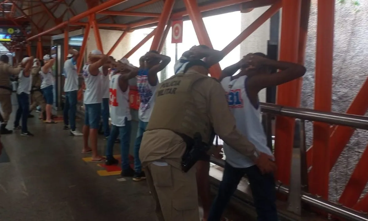 Vídeo: torcedores rivais protagonizam confusão no metrô de Salvador