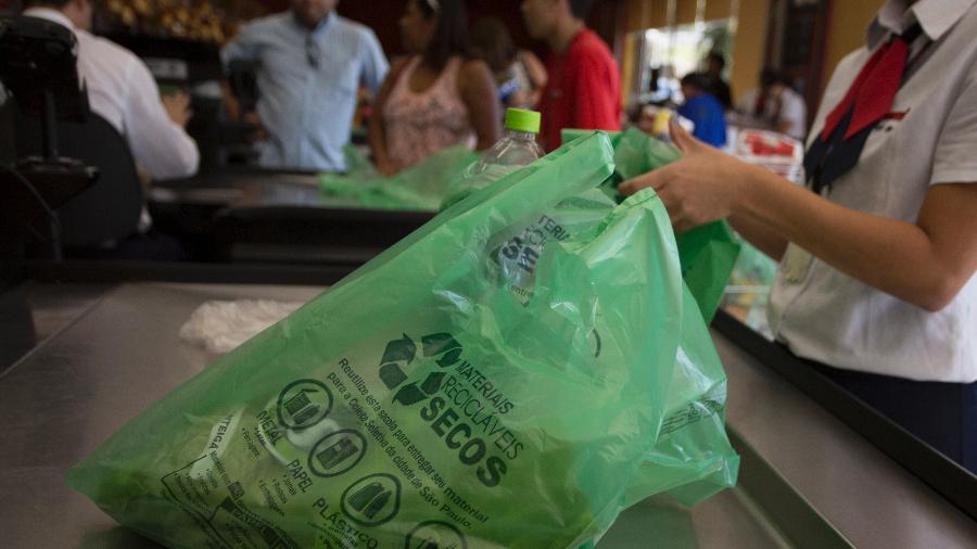 Bruno Reis sanciona lei que obriga mercado a oferecer sacolas plásticas gratuitas