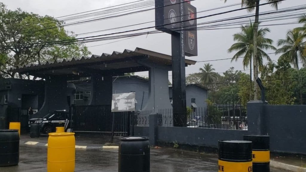 113964,suspeito de matar namorada chega no batalhao de choque onde ficara detido 3