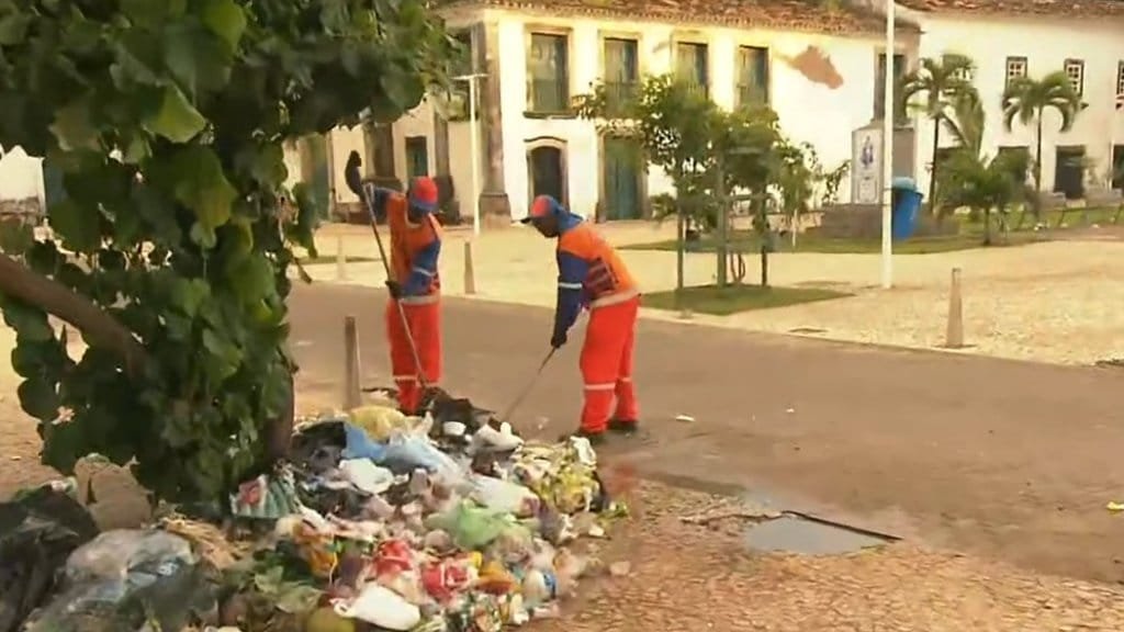 Apos suspensao dos sevicos garis voltam a trabalha0126459000202407290644