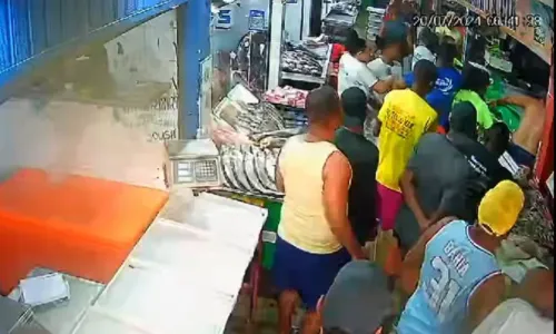 Vídeo: comerciante é agredido por feirantes no Mercado do Peixe