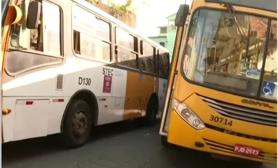 Dois feridos em batida de ônibus e um micro-ônibus em Salvador