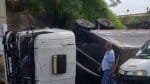 Carreta tomba e causa engarrafamento na Paralela