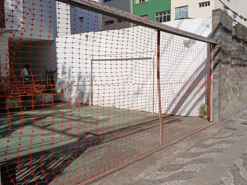Vídeo: dupla é flagrada furtando portão de prédio no Costa Azul