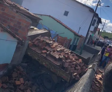 Vídeo: caminhão caçamba invade e destrói casa na Bahia