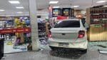 Carro invade loja de conveniência e deixa feridos em Salvador