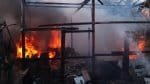 Idoso queima vegetação e incêndio destrói casa em Feira de Santana