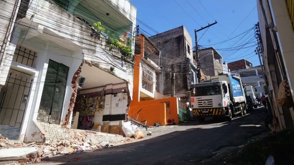 Caminhão da Limpurb invade loja em Salvador