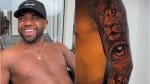 Davi ‘fecha’ o braço em sessão de tattoo