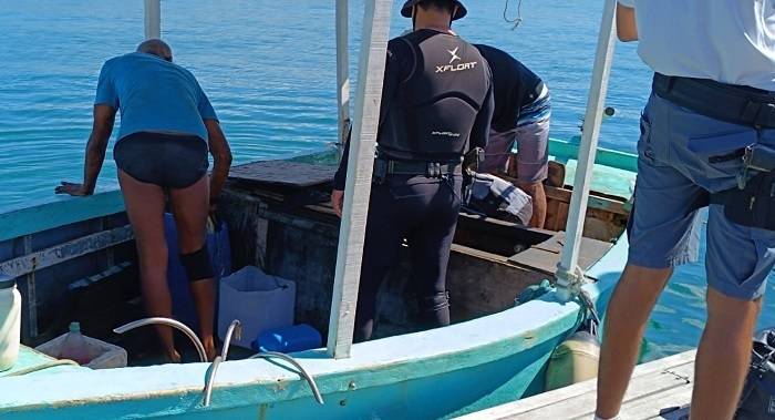 Dupla é detida por pesca ilegal na praia da Barra