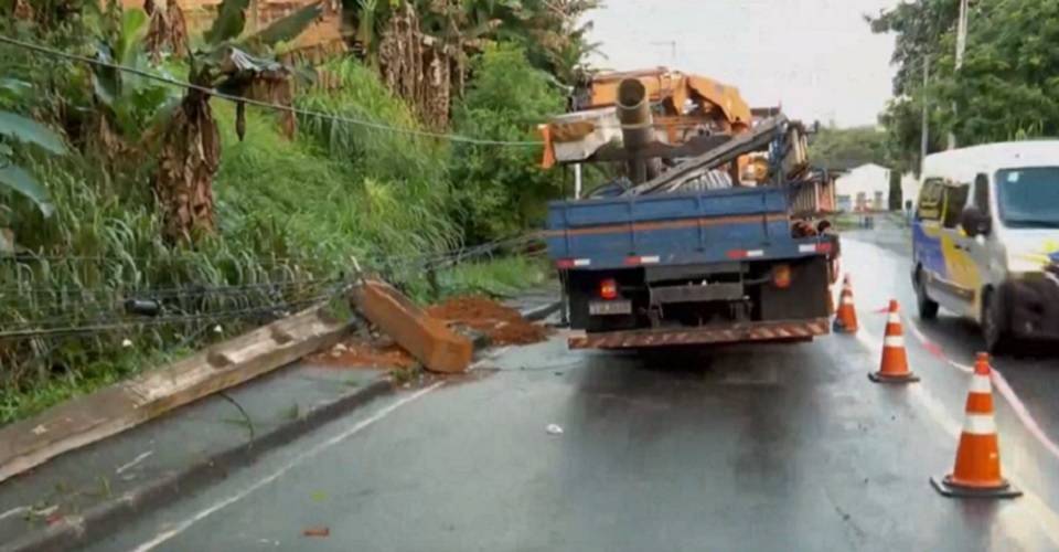 Carro derruba poste e deixa localidade sem luz em Salvador