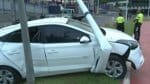 Poste cai em cima de carro após motorista perder o controle