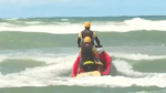 Bombeiros buscam jovem desaparecido no mar de Ipitanga