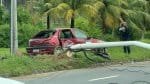 Motorista derruba poste e interdita três pistas na Paralela
