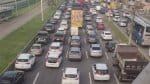 Acidente entre carro e moto deixa dois feridos na Paralela
