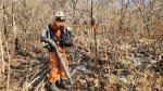 Com helicóptero, bombeiros combatem incêndio florestal no oeste da Bahia