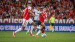 Vitória perde, mas segue fora do Z4