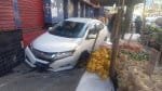 Carro invade passeio após acidente na Sete Portas