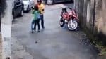 Vídeo: jovem tem cabelo puxado durante assalto em Salvador