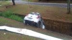 Motorista cai em vala e fica preso em carro na Garibaldi
