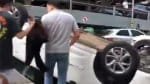 Carro capota em frente ao Salvador Shopping