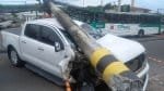 Motorista bate e derruba dois postes na Avenida São Rafael