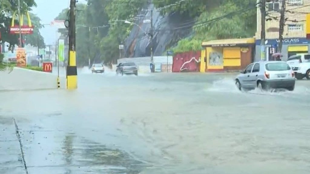 113996,chuva forte causa pontos de alagamento em salvador 3